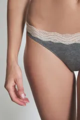 Colaless gris con borde de encaje color crema.