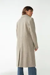 Tapado marrón de lana con cuello con solapa, manga larga, forrado, con bolsillos y cierre frontal con botones.