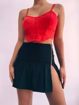 Mini pollera tableada de bengalina con cierre real y diseño corto.