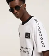 Remera blanca de algodón con cuello redondo y manga corta. Estampado frontal con logo de Playstation y la frase "Play Has No Limits".