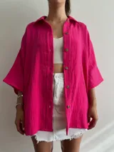 Sobrecamisa de muselina color fucsia, de corte holgado y manga larga.