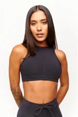 Top deportivo negro con cuello halter y espalda descubierta. Confeccionado en poliamida y elastano con protección UV50+.