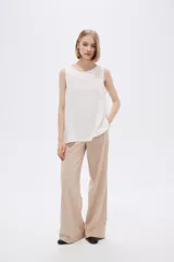 Musculosa blanca de lino con breteles anchos y cuello bote.