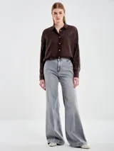 Camisa marrón con efecto acid wash, cuello camisero, corte recto y cierre frontal con botones.