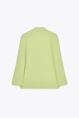 Blazer oversize color verde lima, con cuello solapa y mangas largas con hombreras. Tiene bolsillos delanteros y en el pecho, forro interior y cierre frontal multiposición.