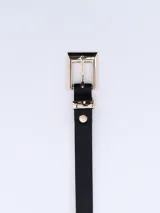 Cinto negro de cuero sintético con hebilla rectangular dorada.