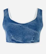 Top de jean azul con breteles anchos, escote en U, pinzas delanteras y cierre por botones en la espalda. Tiene rayas dobles blancas en los lados y los bordes.