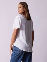 Blusa celeste de tejido piqué, con cuello a la base y escote en V. Tiene mangas cortas amplias.