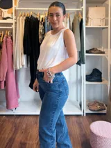 Jean de denim azul nevado, corte recto, con doble lycra y costuras en contratono beige.