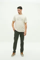 Remera gris de manga corta con cuello redondo y estampado frontal con el logo de la marca Brookfield.
