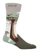 Calcetines de caña media con diseño de paisaje con árboles en tonos marrones, verdes y grises.