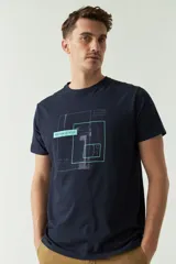 Remera color arena con estampado de edificio antiguo y texto en negro.