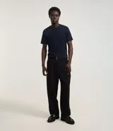 Remera slim de manga corta color salmón, de punto medio, sin estampado y cuello redondo.