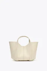 Bolso mini city color crema, con asa de mano y asa bandolera extraíble. Incluye bolsa interior extraíble con cierre mediante cremallera y detalle de pespuntes en contraste.