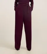 Pantalón wide color borgoña de crepé con cintura alta y hebilla metálica.