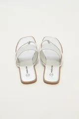 Sandalias plateadas con tira ancha sobre el empeine y tira fina entre los dedos.