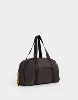 Bolso color beige de tela deportiva con manijas superiores y cierre superior. Tiene un bolsillo frontal con cierre y bolsillos laterales con cierre y tiradores de cordón y goma.