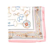 Pañuelo cuadrado de seda con estampado de cadenas, hebillas y correas en tonos gris, blanco, rosa y naranja.