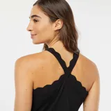 Camiseta de tirantes negra con cuello halter cruzado y detalle de ondas en el escote.
