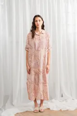 Vestido camisero largo color ocre, de lino, con cuello camisero, abotonado al frente y mangas 3/4 con trabilla.