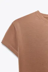 Camiseta marrón de algodón, de cuello redondo y manga corta.
