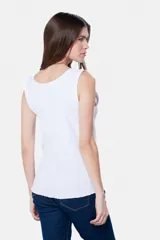 Musculosa lisa color lila en tela rib con botones a presión y corte relajado.