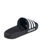 Chanclas Adidas Adilette Shower negras con tres tiras blancas y logo Adidas en la tira.
