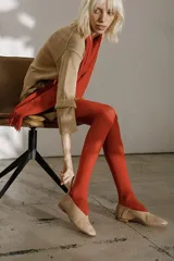 Chatas color beige de cuero vacuno, con talón suave y capellada metalizada.