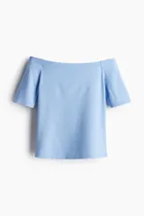Top celeste de punto pesado con escote off-the-shoulder y mangas cortas.