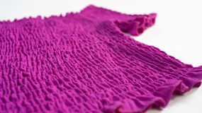 Top elastizado color verde militar, con mangas cortas y hombros descubiertos.