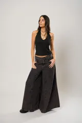 Jean de tiro alto color marrón oscuro con efecto lavado, de corte ancho y pierna muy fluida.