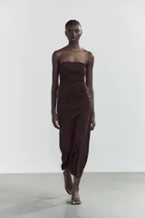 Vestido largo marrón chocolate de escote recto y hombros descubiertos, con detalle de frunces en el frente.