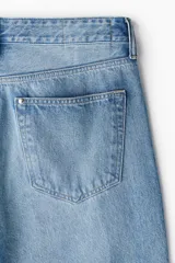 Pantalón de jean celeste de corte holgado, con tiro bajo y cinco bolsillos.