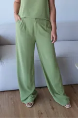 Pantalón de vestir de tiro alto, color verde pistacho, con pliegues frontales y corte ancho y fluido.