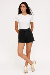 Short blanco de jean de tiro alto con ruedo desflecado.