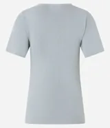 Blusa fucsia de viscosa con escote en V y aro metálico.
