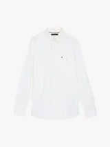 Camisa blanca de sarga de puro algodón teñido en prenda, con cuello con botones, bolsillo de parche en el pecho y puños redondeados con botón.
