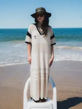 Remerón tejido color marrón con calados y cuello estilo camisa.