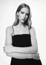 Vestido largo evasé negro, con cuello escotado y tirantes finos, cuenta con cintura elástica y forro interior.