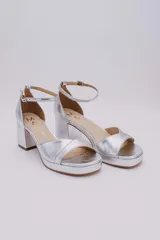 Sandalias plateadas de cuero con plataforma y pulsera al tobillo.