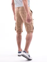 Bermuda cargo color beige, de largo hasta la rodilla, con bolsillos laterales tipo parche y cierre frontal.