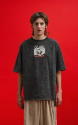 Remera negra con efecto acid wash y estampa frontal de calaveras de personajes de Disney.