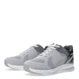 Championes grises de tela con suela blanca y detalles en negro.