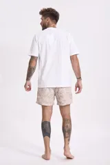 Remera gris de corte clásico y mangas cortas.