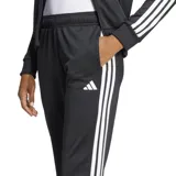 Conjunto deportivo Adidas Essentials 3 Rayas, color negro con detalles en blanco. Incluye campera con cierre frontal, cuello alto y bolsillos, y pantalón con cintura elástica, cordón ajustable y bolsillos.