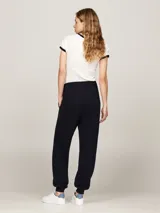Pantalón de jogging azul marino, de corte cónico, con cintura elástica y logo bordado en la cadera.