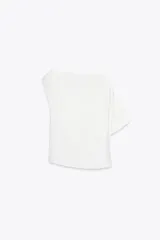 Top celeste de satén con cuello amplio, manga asimétrica y fornitura dorada en el hombro.