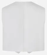 Chaleco color crudo confeccionado en sarga con botones delanteros de escudo y pences. Este producto posee algodón certificado BCI en su composición, siendo ambientalmente más sostenible.