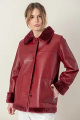 Gamulan de cuero color bordeaux con cuello y puños de piel sintética.