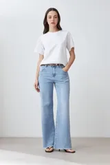 Remera blanca de algodón con mangas cortas con detalle de broderie calado.